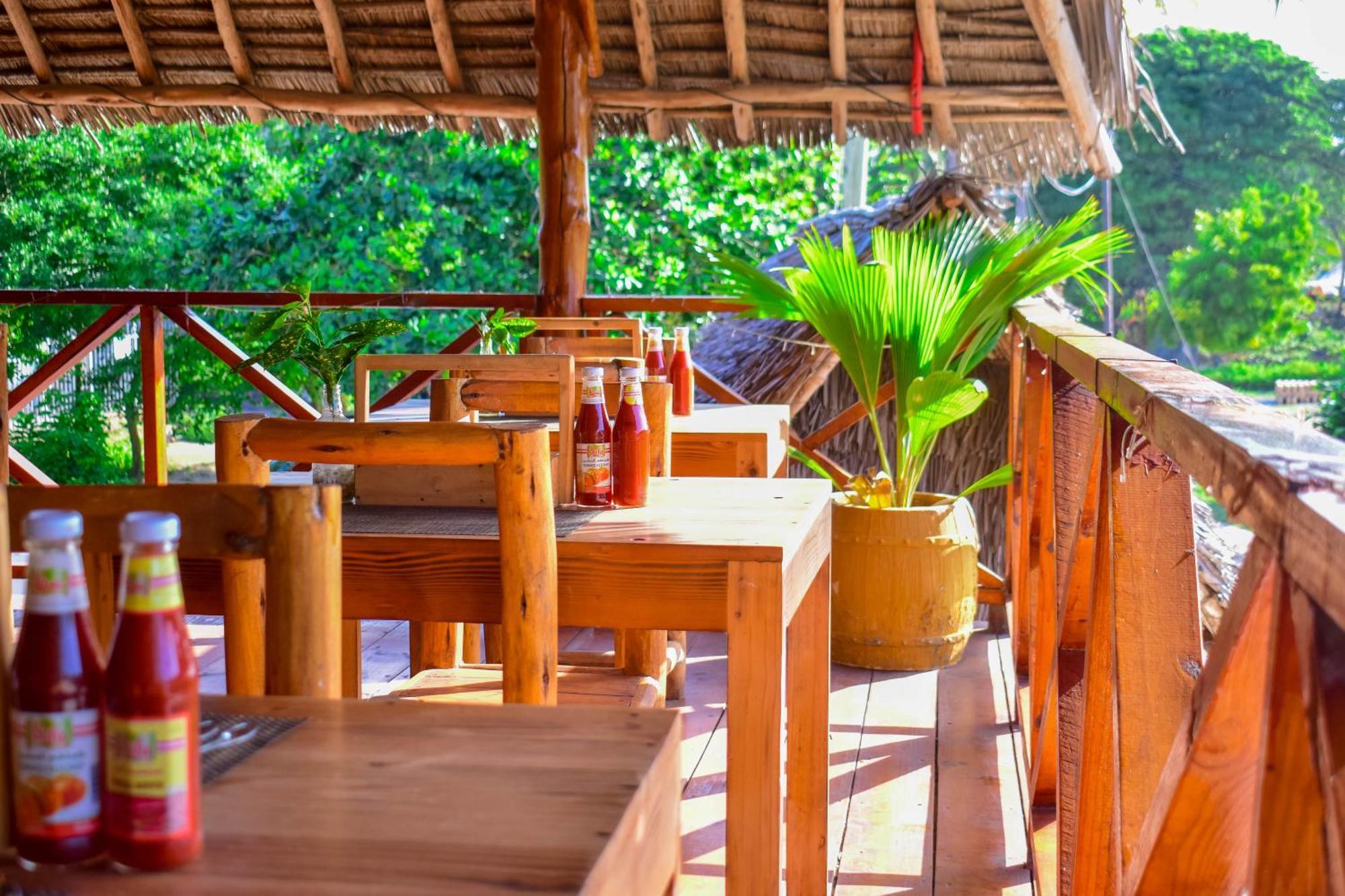 Uhuru House And Restaurant