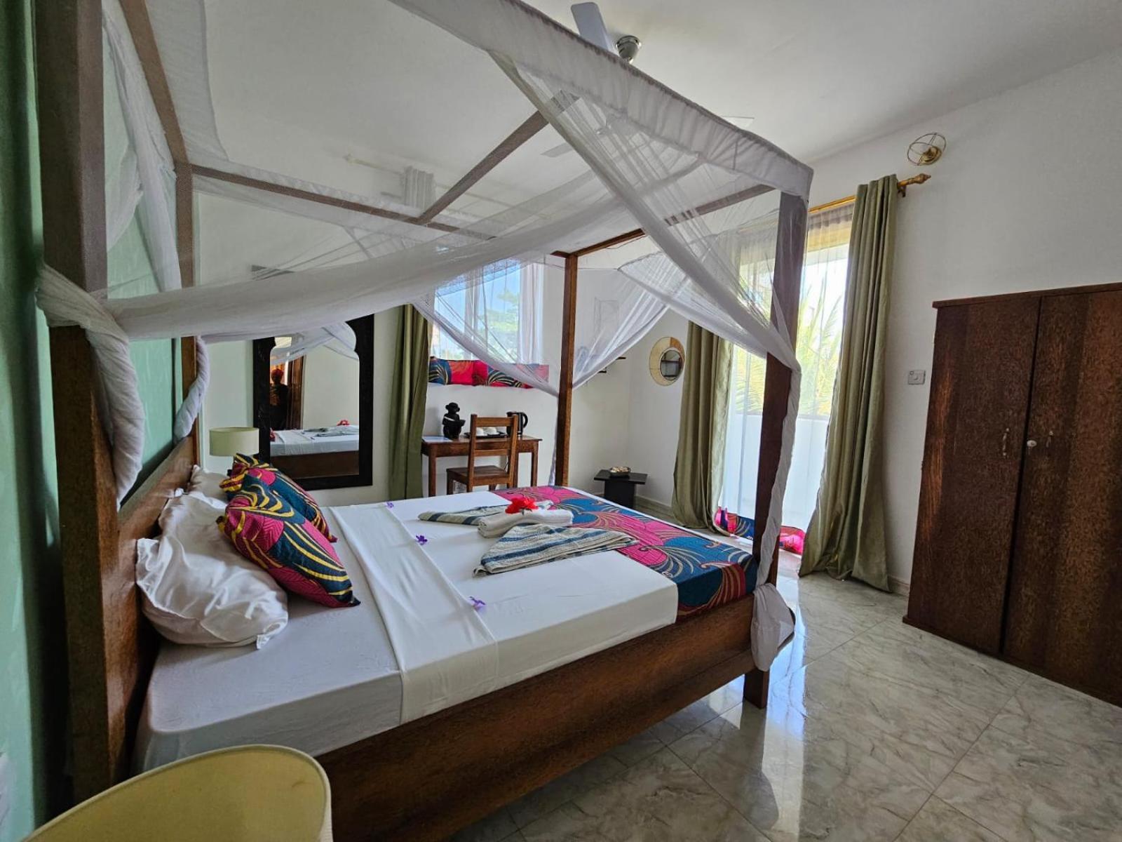 Zanzicrown Hotel 3*