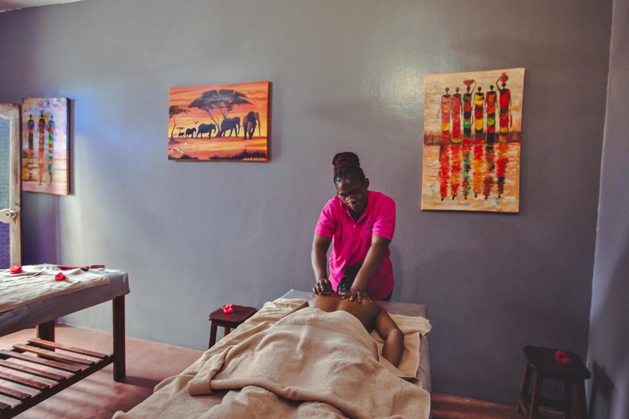 Ahg Waridi & Resort Pwani Mchangani