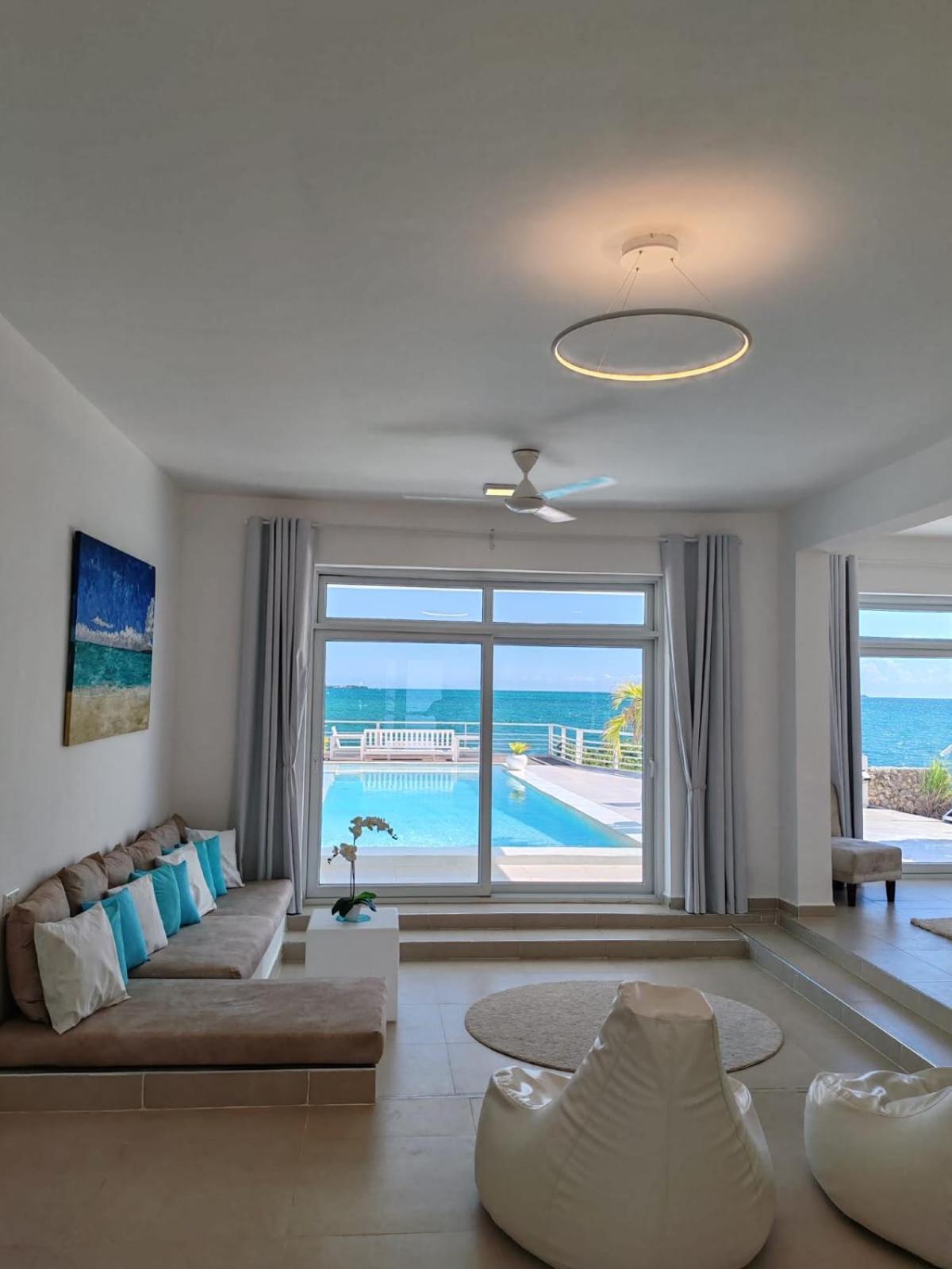 Villa Azura *