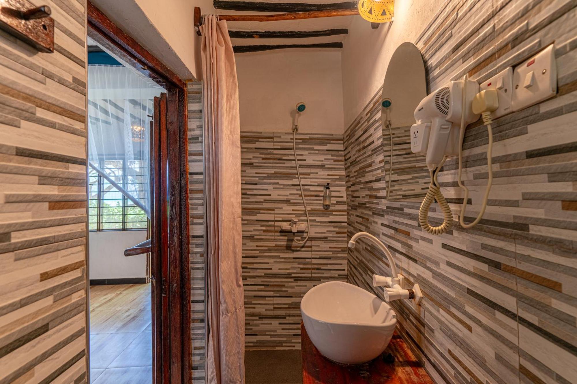 Red Monkey Lodge *