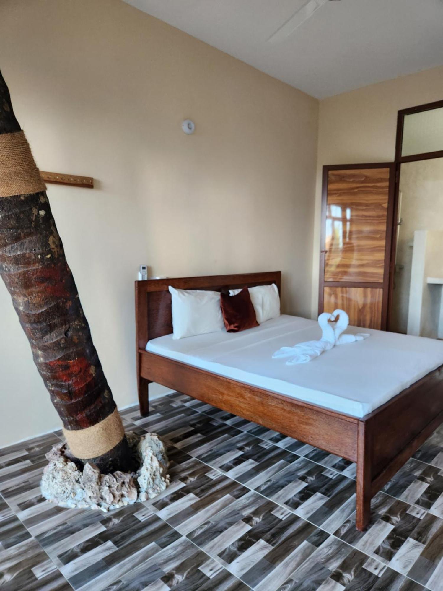 Two Palms Hotel *