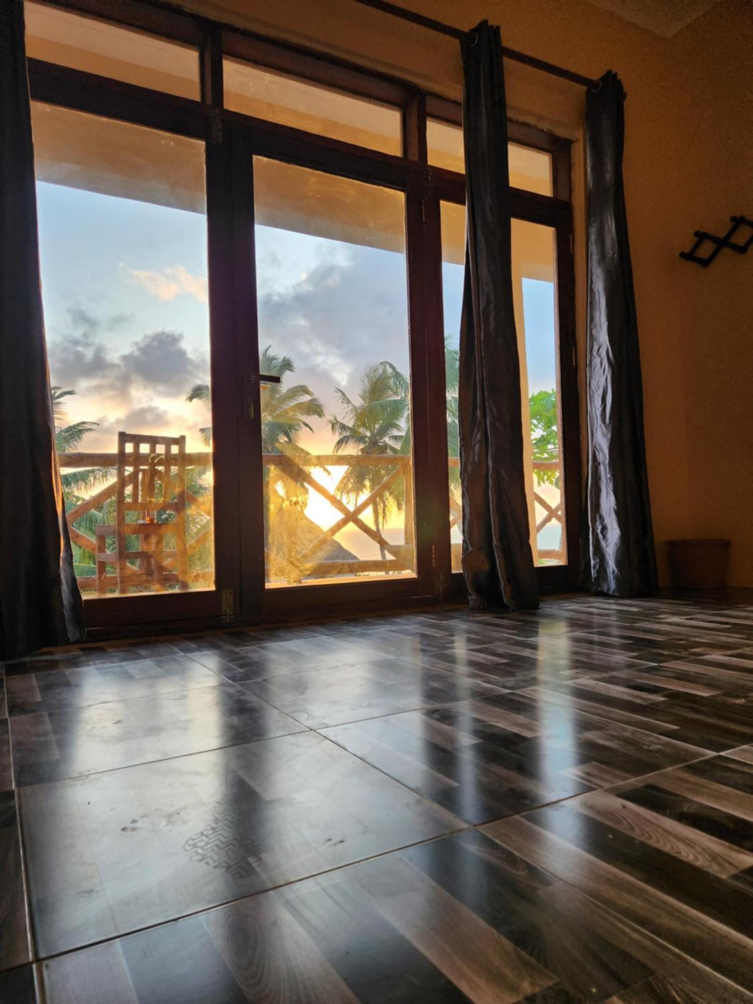 Two Palms Hotel *