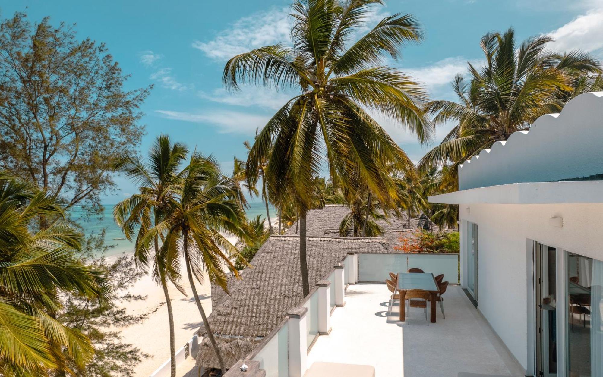 Deluxe Beachfront Penthouse With Panoramic Ocean Views