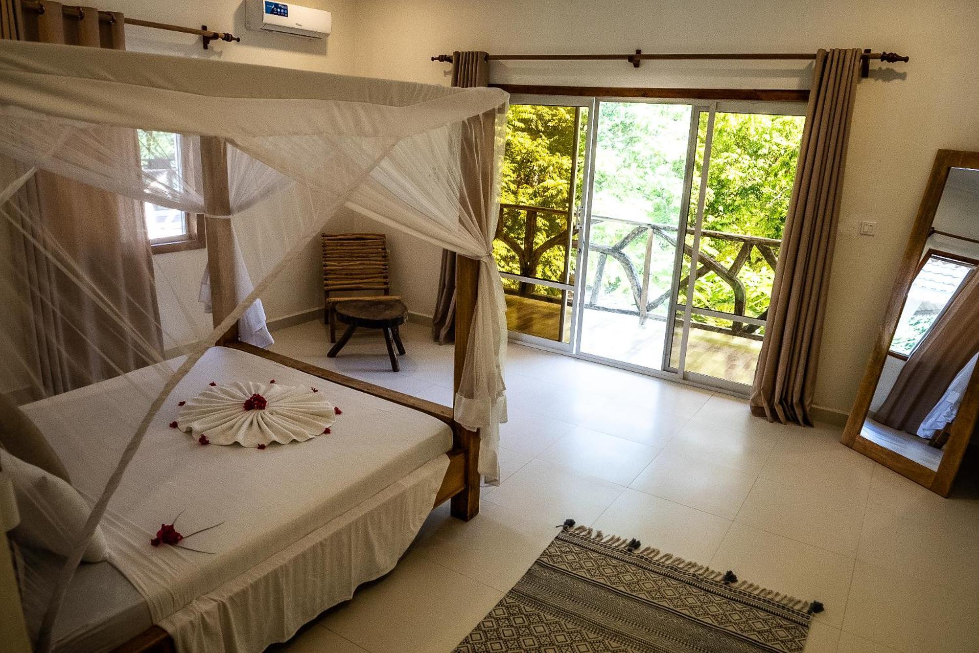 Frangi'pwani Hotel *