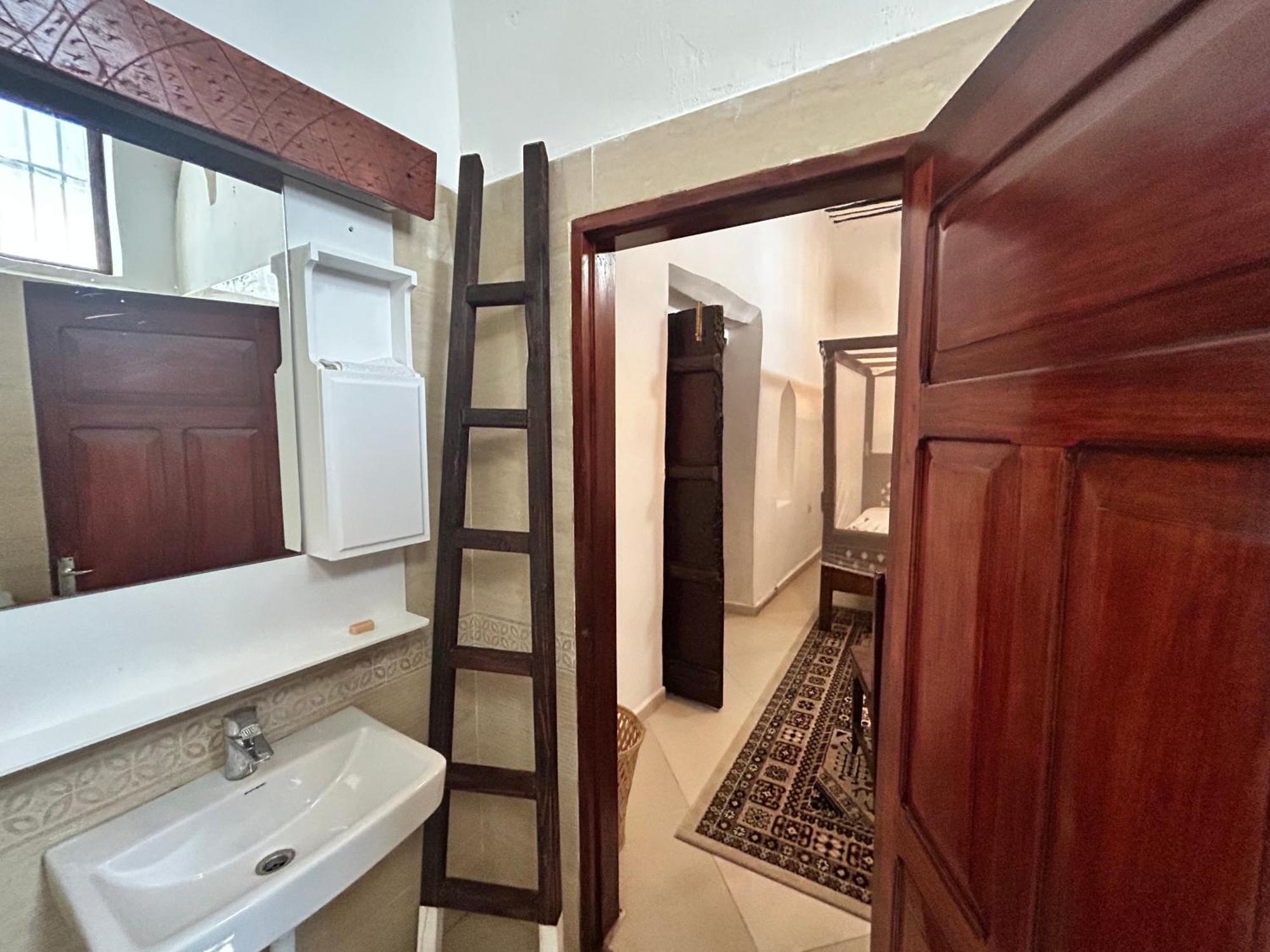 Habari House Hotel
