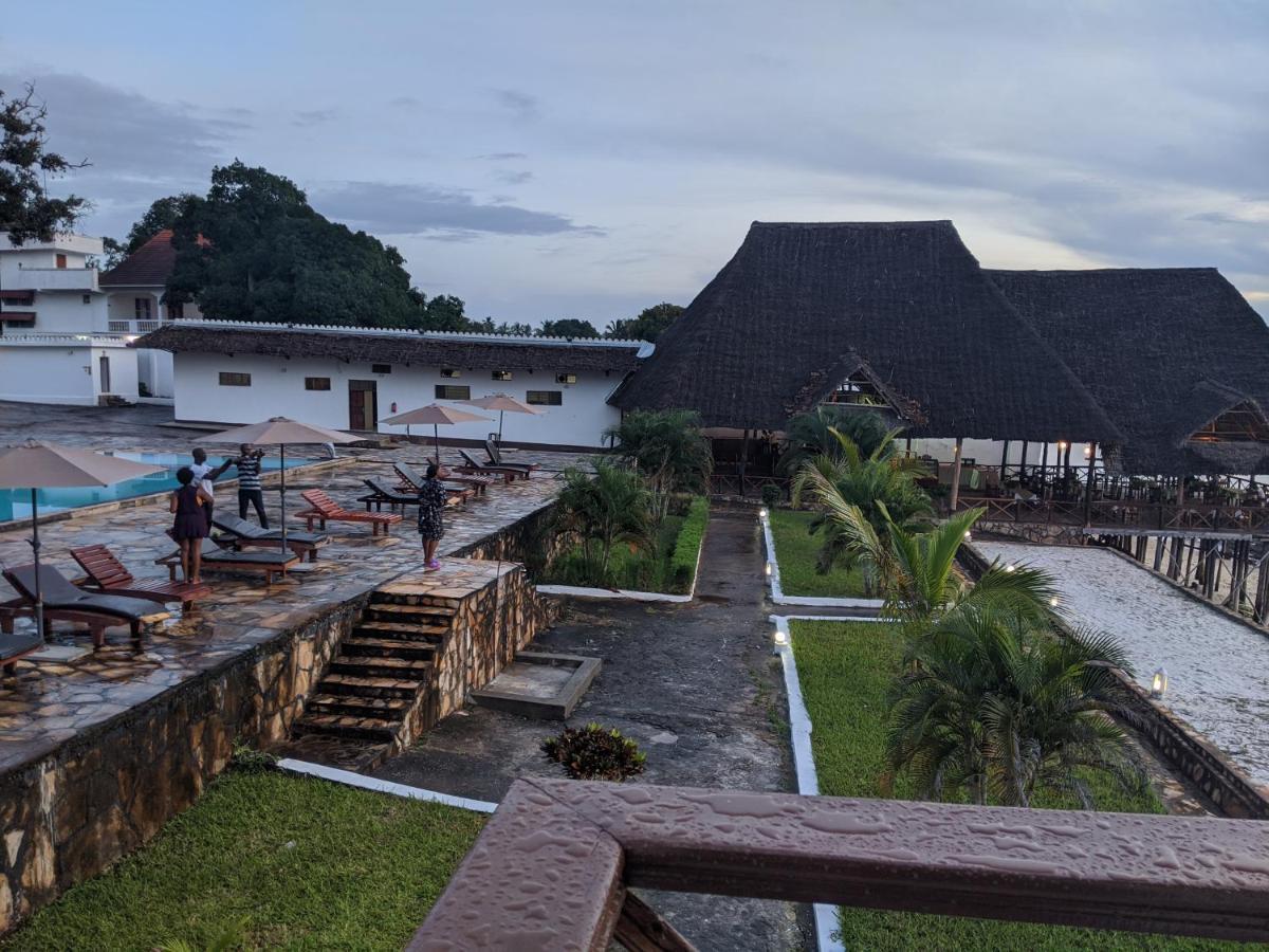 Hotel Amaan Ocean Kihinani 3*