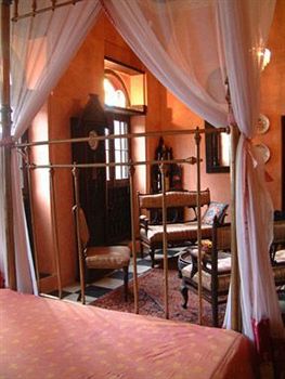 Hotel 236 Hurumzi 2*
